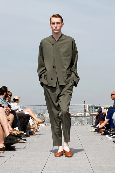 Look 16